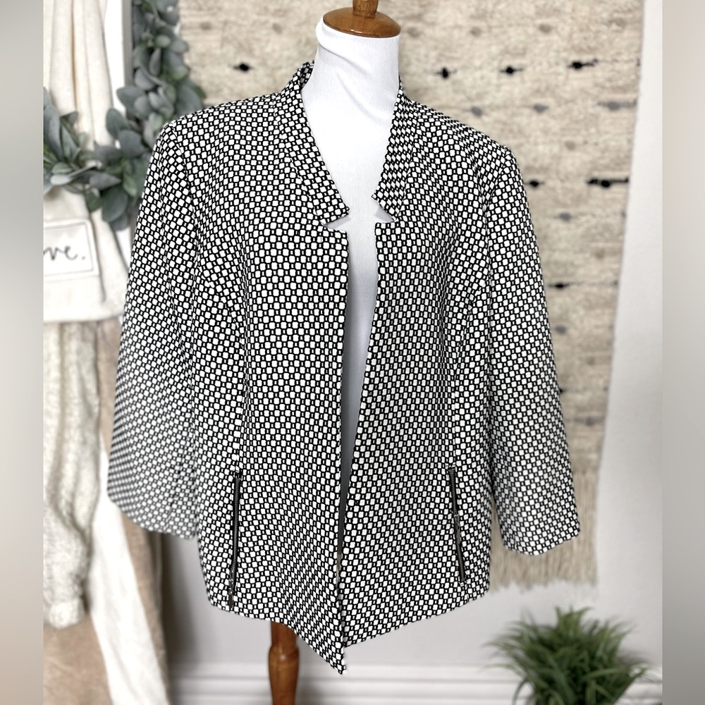 Jones studio black and white open front circle blazer size 18W